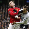 Chiricheş (dreapta) a fost lovit în faţă de Rooney la acest contact violent, dar masca l-a protejat // Foto: MediafaxFoto/AFP