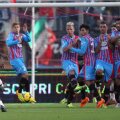 Balotelli (stînga) a realizat ieri din "directă" al 19-lea gol în 29 de meciuri la Milan // Foto: Guliver/GettyImages