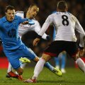 Chiricheş (prim-plan), urcat în atac, e faultat din spate de bulgarul Berbatov (Fulham) // Foto: Reuters