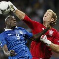 Balotelli a simţit pumnul lui Hart (dreapta), portarul Angliei, în "sferturile" CE 2012. Atunci însă, Italia s-a calificat (0-0 şi 4-2 la penaltyuri) // Foto: Reuters