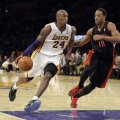 Kobe Bryant (în stînga) îl înfruntă pe DeMar DeRozan (Toronto), în meciul de revenire