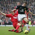 Keane, aici contrat de Gerrard (Liverpool), a îmbrăcat 12 ani tricoul lui Man. United // Foto: Reuters