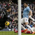 Spaniolul Negredo (albastru) înscrie în poarta lui Arsenal. E unul dintre cei 8 jucători ai lui City care au înscris acasă // Foto: Reuters