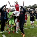 Riedewald, purtat pe braţe de coechipierii de la Ajax // Foto: De Telegraaf