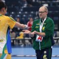 Morten Soubak se felicită cu pivotul Fabiana Diniz după ce tocmai s-a terminat finala contra Serbiei, cîştigată cu 22-20 // Foto: Marius Ionescu