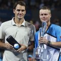 Federer şi Hewitt cu trofeele primite la Brisbane // Foto: Reuters