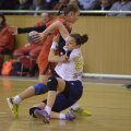 Irina Glibko (în roşu) în duel cu Cristina Zamfir, a ratat 5 aruncări de la 7 metri în meciul cu brașovencele // Foto: Cristi Preda