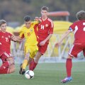 Ianis (centru), 15 ani, joacă la Academia Hagi și în "naționala" U16 a României antrenată de Florin Răducioiu