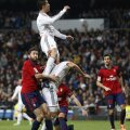 Ronaldo e mult deasupra tuturor. Loveşte mingea cu capul şi, în acelaşi timp, îl izbeşte pe Benzema cu genunchiul în ceafă // Foto: Guliver/GettyImages