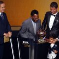 Învingătorul Ronaldo, însoțit de fiul său, e felicitat de Pele sub privirile lui Platini. // Foto: Reuters