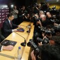 Rosell (prim-plan) şi Bartomeu (noul preşedinte), asaltaţi de fotografi la conferinţa de presă de joi seară // Foto: Reuters