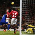 Van Persie (la minge) a înscris 11 goluri pentru United în acest sezon (17 apariții) // Foto: Reuters