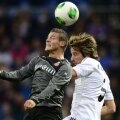 Torje (stînga), într-unul dintre rarele dueluri cîştigate cu Coentrao, fundaşul lui Real // Foto: MediafaxFoto/AFP
