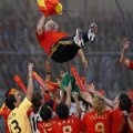 Luis Aragones, aruncat spre cer de jucătorii săi în iunie 2008, după ce Spania a cucerit Europa // Foto: Guliver/GettyImages