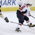 Alex Ovechkin (la puc), urmărit pe gheaţă de rivalul său, canadianul Sidney Crosby