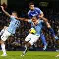 Kompany e dominat de Cahill (albastru), reflectînd suferința "cetățenilor"