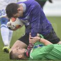 Pe final, Negruț (la pămînt) a avut o intrare periculoasă la Boiko, iar portarul advers l-a strîns de gît pe atacantul Clujului // Foto: Raed Krishan (La Quinta - Spania)