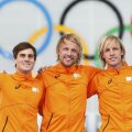 Michel Mulder (centru), primul aur olimpic olandez la 500 m patinaj viteză // Foto: Reuters