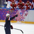 T.J. Oshie sărbătoreşte golul victoriei de ieri, în timp ce pe fundal ruşii au rămas încremeniţi la mantinelă // Foto: Reuters