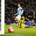 Jovetici (în tricou bleu) deschide scorul pe Etihad. Cech şi Azpilicueta nu mai pot face nimic // Foto: Reuters