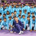 La finalul festivităţii de premiere de la Doha, Simona Halep a pozat cu trofeul şi cu copiii de mingi