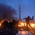 Protestatarii atacă trupele speciale cu pietre în Piaţa Independenţei şi primesc în piept gloanţele lunetiştilor