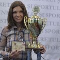 Simona Halep zîmbește lîngă trofeul pe care l-a primit de la MTS // Foto: Cristian Preda