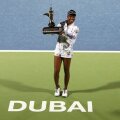 Venus Williams, alături de trofeul cucerit la Dubai