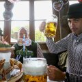 Pep Guardiola savurează o halbă de bere bavareză: Prosit! (Sănătate!) //
Foto: Reuters