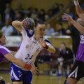 Marinela Gherman trece de apărarea Valeriei Beşe (dreapta) lu Anei Maria Şomoi // Foto: Cristi Preda