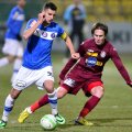 Benzar (în albastru) a centrat la golul marcat de Larie