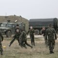 Refuzați de ruși, soldații ucraineni au jucat între ei lîngă camioane și blindate // Foto: Reuters