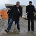 "Naşu'" încearcă să dribleze mocirla din curtea federaţiei. Burleanu îl urmează // Foto: Alex Nicodim
