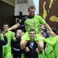 Marius Stavrositu a fost purtat pe umeri de antrenorul secund Marko Isakovici dup cîștigarea Cupei României // Foto: Marian Muscalu (Telegraf-Constanța)