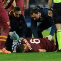 Frînt de durere, Strootman plînge cu fața în gazon. Nu mai poate ajuta nici Roma, pentru care a dat 6 goluri și 6 assisturi // Foto: Guliver/GettyImages
