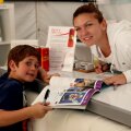 Simona Halep și un mic fan în timpul unei sesiuni de autografe la Indian Wells