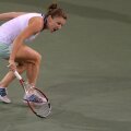 Simona Halep într-unul dintre momentele dificile ale meciului cu Agnieszka Radwanska // Foto: Reuters