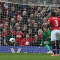 Steven Gerrard, căpitanul lui Liverpool, transformă primul penalty. Lîngă bară, imposibil de apărat // Foto: Guliver/GettyImages