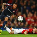 Olandezul Robin Van Persie (la pămînt, în duel cu Holebas) a zburat cu United către "sferturi" // Foto: Guliver/GettyImages