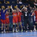 Gheorghe Tadici împreună cu elevele sale la Mondialul din Serbia 2013, după victoria contra Ungariei // Foto: Marius Ionescu