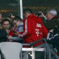 Honess, asaltat de fanii lui Bayern pentru autografe la ultimul meci pe Allianz // Foto: Reuters