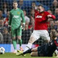 Schweinsteiger îi suflă lui Rooney balonul, acesta cade teatral și obține eliminarea neamțului // Foto: Reuters
