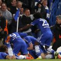 Mourinho (dreapta) se repede spre albaştri, dar primul gînd era să le dea ultimele sfaturi: cum să joace minutele de final // Foto: Reuters