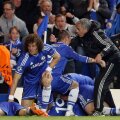 Mourinho (dreapta) îl îmbrăţişează pe Torres şi îi dă ultimele sfaturi. În spate, aşteaptă Eto'o