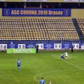 Imaginea zilei în fotbalul românesc: doar doi spectatori s-au încumetat să stea în ploaie să vadă meciul dintre Corona şi Timişoara // Foto: Bogdan Bălaş