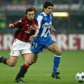 Valeron (dreapta, în duel cu Pirlo) marca acum 10 ani golul doi al lui Deportivo // Foto: Guliver/Getty Images