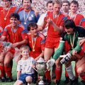 Boloni (în dreapta) sărbătoreşte unul din multele trofee alături de Mitică, pe care Belodedici îl ţine după gît // Foto: Arhivă GSP