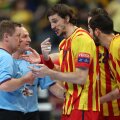 Lui Viran Moros(centru), Nikola Karabatic (dreapta) şi Siarhei Rutenka (nr. 22) nu le-a rămas decît să se certe cu arbitri francezi Dentz şi Reibel