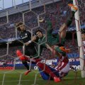 David Luiz (în negru) îl vede pe Cech zburînd necontrolat și aterizînd pe umăr.