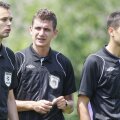 Mladinovici (în centru) apare în liga 1 cu un trecut tulbure pe umeri